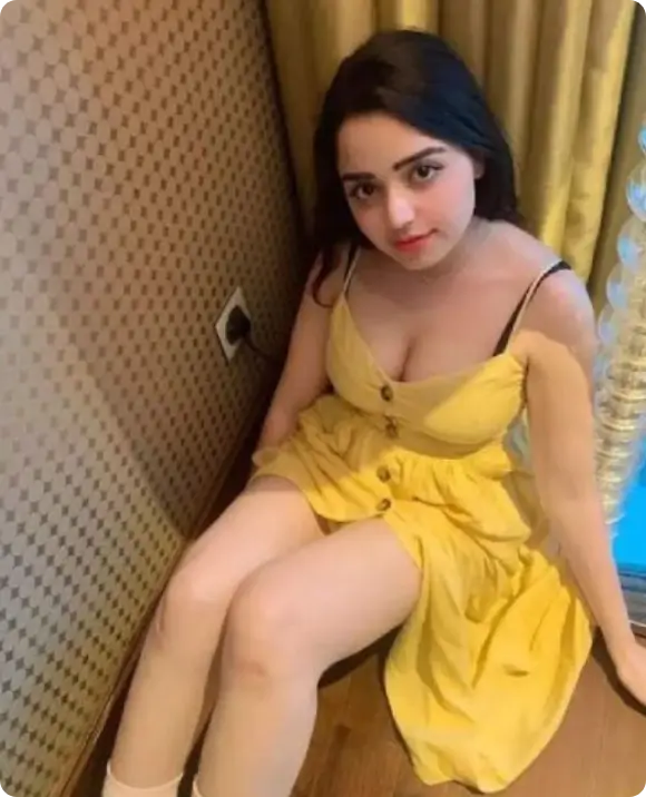 Stylish woman posing in Kolkata city