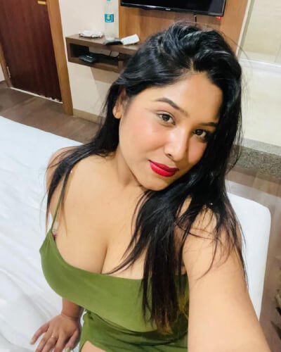 Well-dressed woman at a party in Kolkata